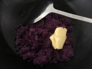 3、紫薯冰皮月饼,倒入230克紫薯、黄油，小火翻炒。