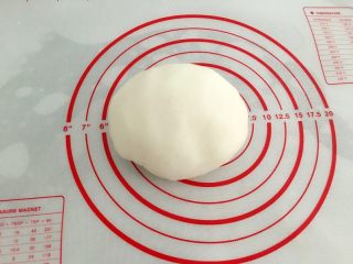 7、紫薯冰皮月饼,待冰皮面团冷却，带上手套开始揉面团，揉至面团表面光滑细腻。