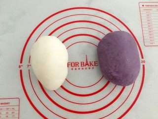 9、紫薯冰皮月饼,将揉好的面团静置10分钟。