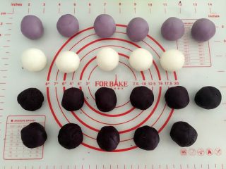 10、紫薯冰皮月饼,给面团称重分成11个小面团，约25克一个，紫薯馅也刚好是11个小球，25克。