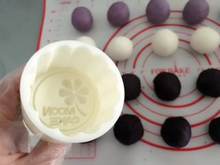 11、紫薯冰皮月饼,给月饼模做防粘处理，在月饼模上涂一层薄薄的糯米粉，涂好后轻轻拍掉