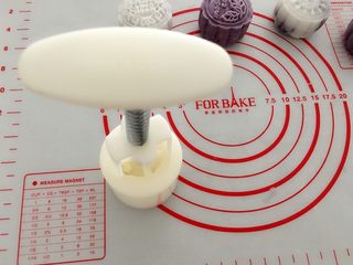 15、紫薯冰皮月饼,装入月饼模，轻轻一压，冰皮月饼就完工了，可以直接食用噢。