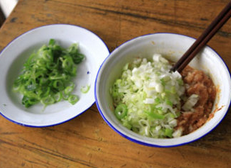 2、千层肉酥饼,大葱分葱白和青葱部分，都切细，葱白加入肉馅中，青葱另放