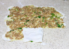 7、千层肉酥饼,把没抹肉的那块面皮往左边折过来