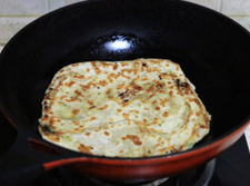 14、千层肉酥饼,煎好一面，翻面再煎，煎至两面熟就好了