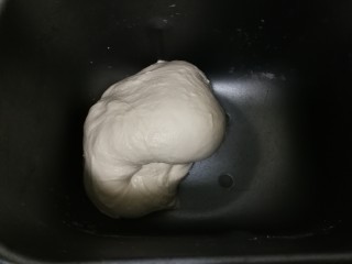 8、小油条,面包机启动自定义和面15分钟成柔软湿润面团