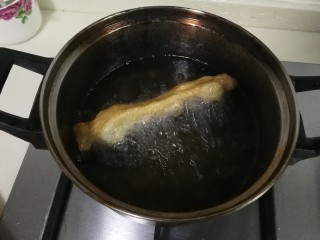 11、小油条,锅中油热，将面条两头用手捏着轻轻拉长，放入油锅炸