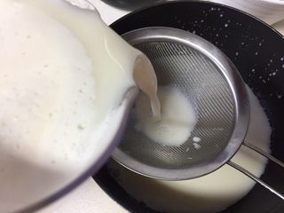 3、自制爽滑豆花,打好的豆浆用细的面筛过滤到奶锅里，用纱布过滤也可以，里面还有一些很细的豆渣，不过滤也可以，出品稍微粗糙些，豆渣也是非常有营养的。