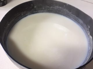 6、自制爽滑豆花,彻底煮熟后离火放置一边冷却到85度左右，大概三到五分钟就差不多了。