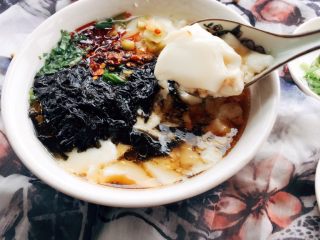 11、自制爽滑豆花,豆腐花在口中一触即碎，好像被融化了；轻轻一抿，细腻滑爽的豆腐花立即溜进胃里。