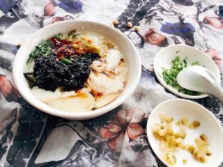 10、自制爽滑豆花,个人推荐紫菜、虾皮这两种必不可少的，吃上去非常鲜，榨菜本来就是咸的，调味品我就用到生抽，无需加盐和味精。