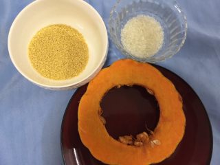 1、南瓜小米粥,准备好材料