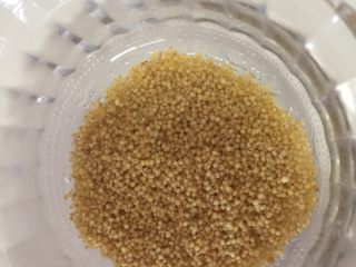 3、南瓜小米粥,小米洗干净沥干水