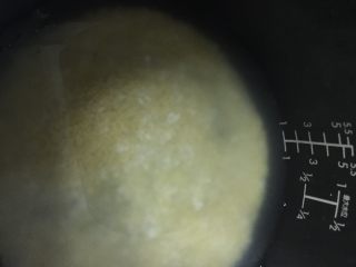 8、南瓜小米粥,水开后放入米