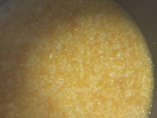 10、南瓜小米粥,孩子喜欢比较烂的，所以我一开始就把南瓜和米一起放进去