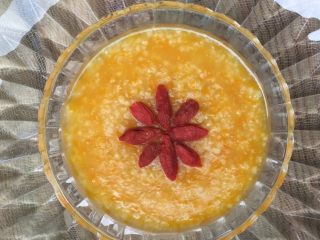 12、南瓜小米粥,煮粥时间到就可以吃了。