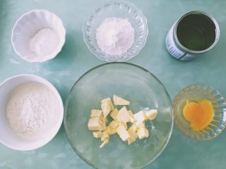 1、抹茶曲奇,准备好材料。图中少拍了奶粉。