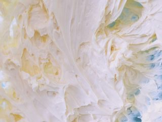 6、抹茶曲奇,全部加入蛋液后可以高速打发几分钟至完全顺滑细腻