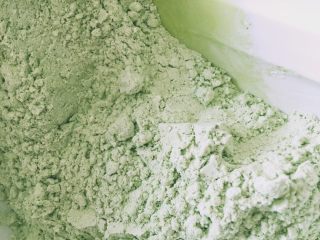 8、抹茶曲奇,混合均匀的粉类过筛加入黄油糊中