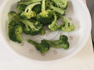 1、西兰花火腿营养粥,西兰花洗好备用