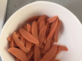 2、西兰花火腿营养粥,火腿切丁或片