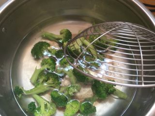 3、西兰花火腿营养粥,西兰花用开水焯一下，水稍滚即可