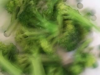 4、西兰花火腿营养粥,焯好的西兰花放沥水的框里放好撒点盐稍腌片刻