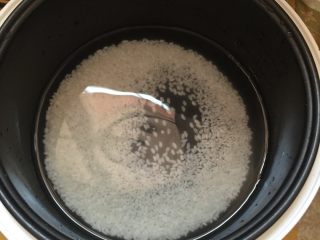 5、西兰花火腿营养粥,放米和适量的水，加入火腿和腌好的西兰花，用勺搅拌均匀开火煮