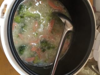 6、西兰花火腿营养粥,煮的过程经常用勺搅拌一下，可以更好的入味，粥好后如果想更黏稠一点可以把火调至保温稍稍收下汁