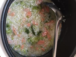 7、西兰花火腿营养粥,收汁过程