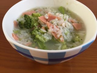 8、西兰花火腿营养粥,出锅盛出，美味又很有营养呢