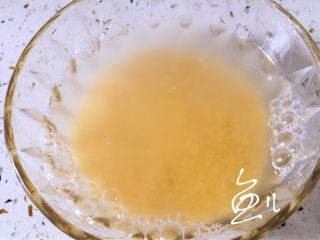 4、小米海参粥,小米淘洗干净，用水浸泡10分钟