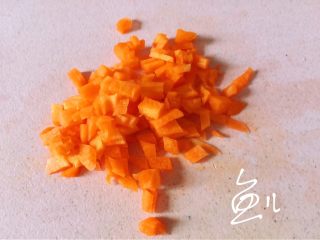 5、小米海参粥,泡小米的时候，胡萝卜切小丁