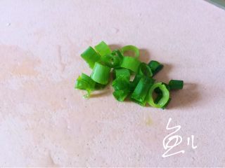 6、小米海参粥,葱切碎