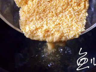 8、小米海参粥,砂锅中烧开水，放入浸泡后的小米，中火煮粥，中间经常搅动，以免糊锅底