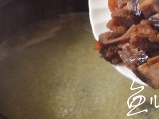 9、小米海参粥,煮约20分钟，放入海参块