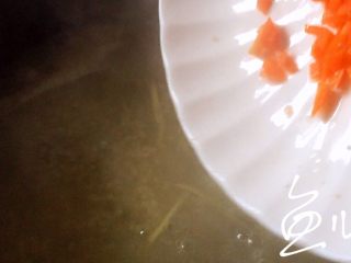 11、小米海参粥,放入胡萝卜丁