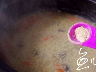 12、小米海参粥,放入胡椒粉