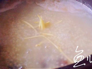 10、小米海参粥,放入生姜丝