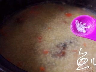 13、小米海参粥,放入食盐，继续煮5分钟