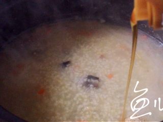 14、小米海参粥,熄火，倒入芝麻油