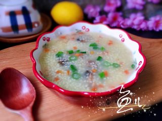 15、小米海参粥,盛入碗中上桌了