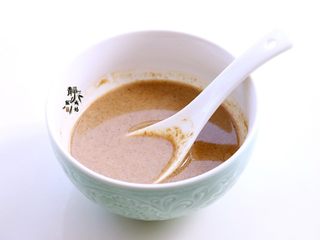 4、风味凉拌油麦菜,芝麻酱用清水澥开成稀薄的能流动的液体状。一定要稀,不要稠。