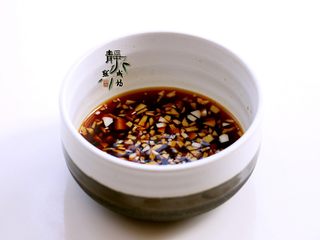 5、风味凉拌油麦菜,蒜末氧化好以后,调入生抽、香醋、白糖、盐,搅匀。如果喜辣,就再加些辣椒油。