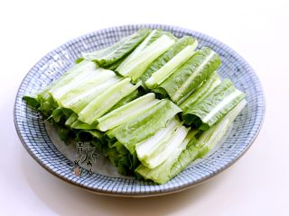 7、风味凉拌油麦菜,把油麦菜捞出沥去水,切合适的段,码盘。