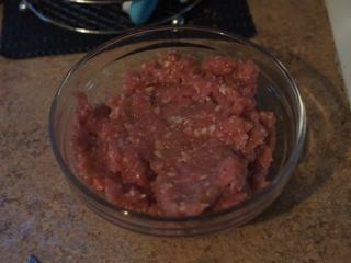 2、电饭锅芥菜肉粥,提前15分钟腌制肉末。