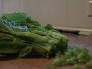 3、电饭锅芥菜肉粥,嫩芥菜洗净,切碎