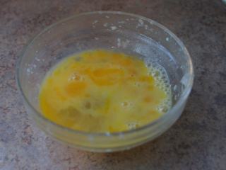 6、电饭锅芥菜肉粥,将鸡蛋打散,倒入粥里,搅拌均匀,关电源起锅。