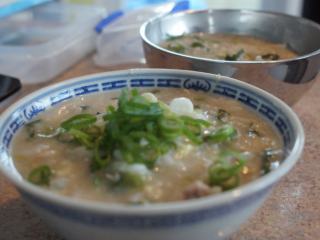 7、电饭锅芥菜肉粥,最后,撒上葱花,暖暖的一碗粥很适合初秋新西兰的早晨。给Nelson一碗,吃完他还添了一碗,KK都被他的胃口吓到了。