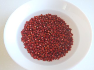 2、红枣黑米粥,红豆30克洗干净。